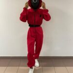 девушка в костюме с маской из игра в кальмар